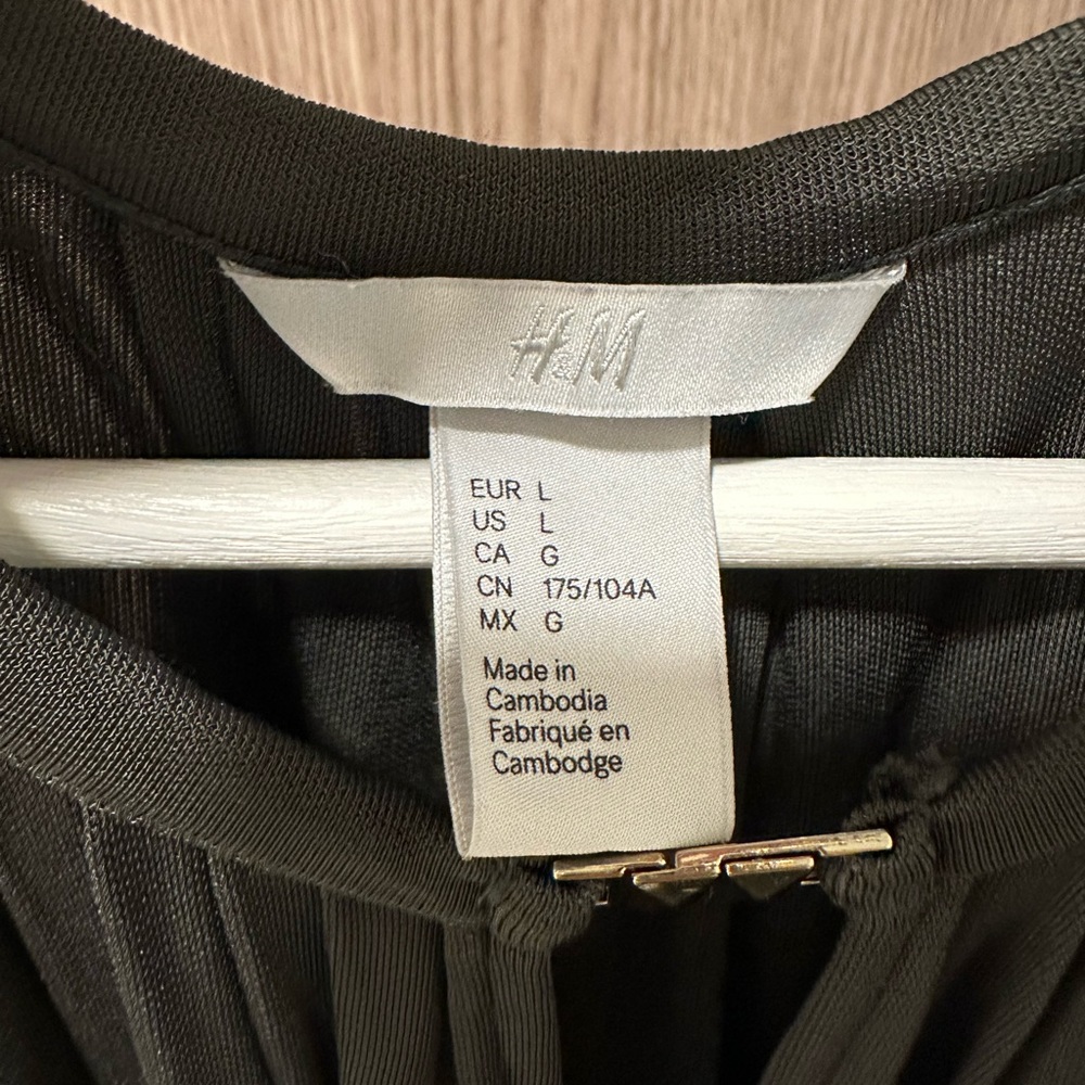 H&M - Tank Top with Clasp Detail - Green - Size L - Picture 3 of 4